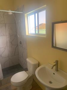 Un baño de Hilltop Haven Apartment #1