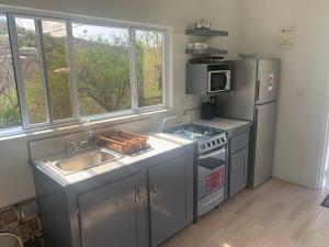 Una cocina o kitchenette en Hilltop Haven Apartment #1