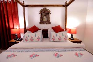 Voodi või voodid majutusasutuse Satyam Palace Resort toas