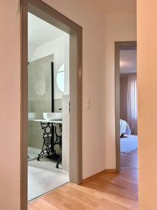 een open deur naar een kamer met een tafel bij Das Winzereck - 4 Sterne Ferienhaus in der Südpfalz in Ranschbach