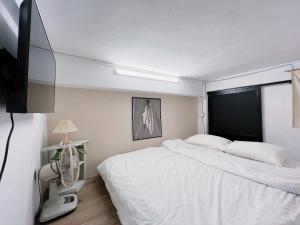 Ένα ή περισσότερα κρεβάτια σε δωμάτιο στο Local House Hanoi