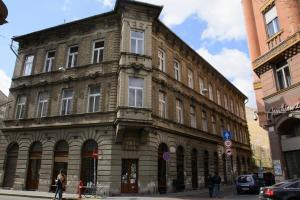 un gran edificio de piedra en una calle de la ciudad en New - WalnutTree Double 12 Person Apartment central in Budapest - Hungary, en Budapest