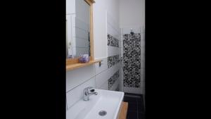 un baño con lavabo y espejo en New - WalnutTree Double 12 Person Apartment central in Budapest - Hungary, en Budapest 16 fotos más