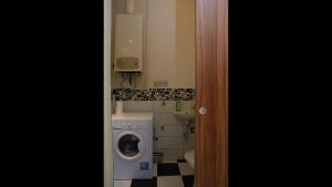 y baño con lavadora. en New - WalnutTree Double 12 Person Apartment central in Budapest - Hungary, en Budapest