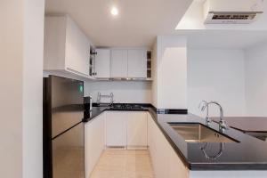 Η κουζίνα ή μικρή κουζίνα στο Spacious 2BR at Branz BSD City Apartment By Travelio