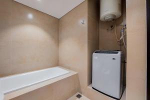 Ένα μπάνιο στο Spacious 2BR at Branz BSD City Apartment By Travelio +10 φωτογραφίες