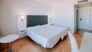 Postel nebo postele na pokoji v ubytování Hotel Bahia Sur