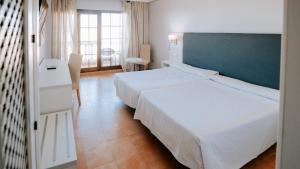 Postel nebo postele na pokoji v ubytování Hotel Bahia Sur