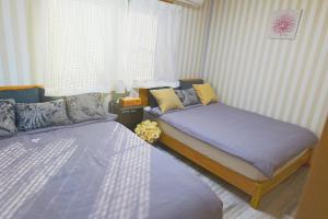 a bedroom with two beds and a window at パーティーができるビーチハウス海まで1分一棟貸切Qiao105屋外犬可 in Hokota