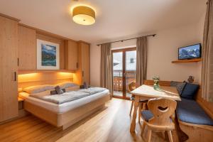 A bed or beds in a room at Gästehaus Anker