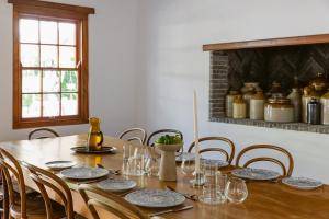 een eettafel met stoelen en glazen erop bij De Bergkant in Prince Albert