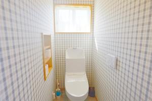 Hokotaにあるパーティーができるビーチハウス海まで1分一棟貸切Qiao105屋外犬可のバスルーム(トイレ付)、窓が備わります。 +37枚の写真