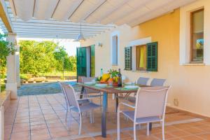eine Terrasse mit einem Holztisch und Stühlen in der Unterkunft Can Rafelino in Llubí + 37 Fotos