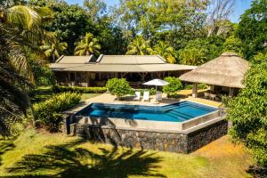 Villa exceptionnelle en bord de mer في ترو دو دوس: فيلا مع مسبح ومنزل