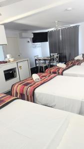 Kuchyň nebo kuchyňský kout v ubytování PROSERPINE MOTOR LODGE