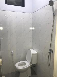 Ένα μπάνιο στο Yandira Guest House Syariah