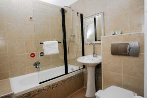 Koupelna v ubytování Domus Bat Galim Hotel