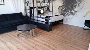 Un lugar para sentarse en YalaRent Afarsemon Apartments with pool - For Families & Couples