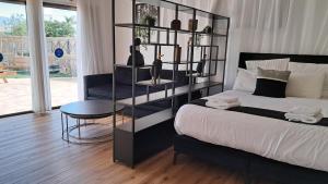 Una cama o camas en una habitación de YalaRent Afarsemon Apartments with pool - For Families & Couples