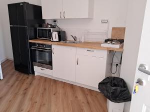 Una cocina o cocineta en YalaRent Afarsemon Apartments with pool - For Families & Couples