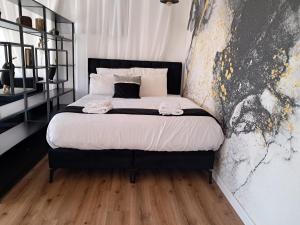 Una cama o camas en una habitación de YalaRent Afarsemon Apartments with pool - For Families & Couples