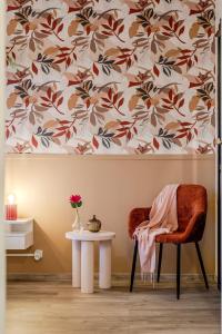 a room with a table and two chairs and a wallpaper at Agora by Kleidos - Bel appartement T3-6 personnes, Disney 10 mn, parking gratuit in Magny-le-Hongre