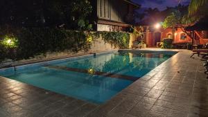 ein Pool im Hinterhof in der Nacht in der Unterkunft Keyani Bungalows Lovina in Lovina