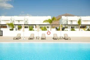 Swimmingpoolen hos eller tæt på Casa piña colada - By AZ Rentals