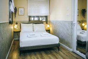 Postel nebo postele na pokoji v ubytování Domus Bat Galim Hotel
