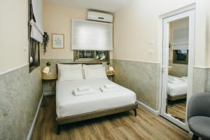 Postel nebo postele na pokoji v ubytování Domus Bat Galim Hotel