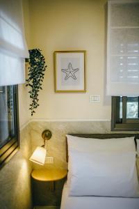 Postel nebo postele na pokoji v ubytování Domus Bat Galim Hotel