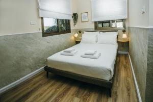 Postel nebo postele na pokoji v ubytování Domus Bat Galim Hotel