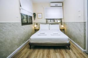 Postel nebo postele na pokoji v ubytování Domus Bat Galim Hotel