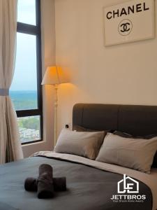 a bedroom with a large bed with a window at D' Summit Residence By JettBros Johor Bahru in Johor Bahru