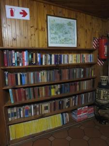 a book shelf filled with lots of books at Karula Hotel in White River