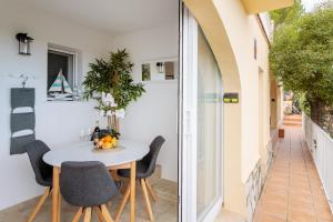 a dining room with a white table and chairs at Villa Amarilis in Casas Albardanera