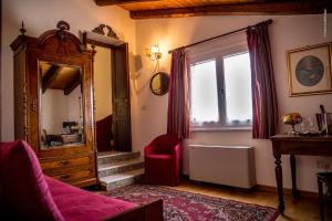 A seating area at Corte Cristina & Suites
