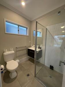 Ένα μπάνιο στο Elegant Retreat in Griffin a stylish getaway +16 φωτογραφίες