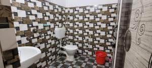 a small bathroom with a toilet and a sink at The Western Lodge in Narjon Basti