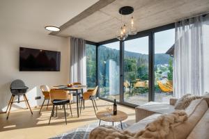 Televízia a/alebo spoločenská miestnosť v ubytovaní Panorama Lofts Pec