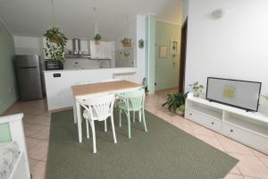 Kuchyňa alebo kuchynka v ubytovaní ULIVI - Comodità e tranquillità con Patio e Parcheggio