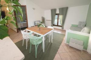 Posedenie v ubytovaní ULIVI - Comodità e tranquillità con Patio e Parcheggio