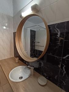 a bathroom with a sink and a mirror on a counter at Balaruc studio avec piscine parking et climatisation in Balaruc-les-Bains +7 photos