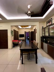 una sala de estar con una mesa y un sofá en Peace home stay, en Kottayam