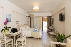 A television and/or entertainment centre at Trefon Hotel Apartments and Family Suites