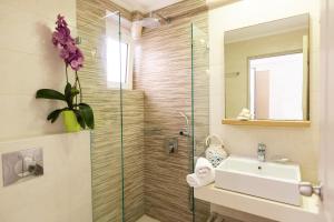 A bathroom at Trefon Hotel Apartments and Family Suites