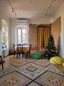 un soggiorno con albero di Natale e tavolo di Friends Hostel a Tbilisi City