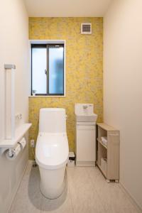 前橋市にあるGUMPAKU Maebashi - Vacation STAY 81491vのバスルーム(トイレ付)、窓が備わります。 +8枚の写真