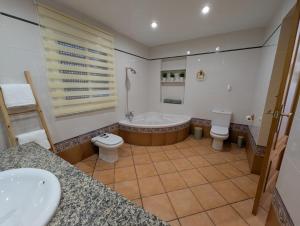Ένα μπάνιο στο Casa rural el olivar Chumi +32 φωτογραφίες