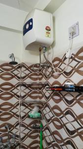 Habitación con secador de pelo en el suelo en Jajabor Homestay santiniketan, en Santiniketan